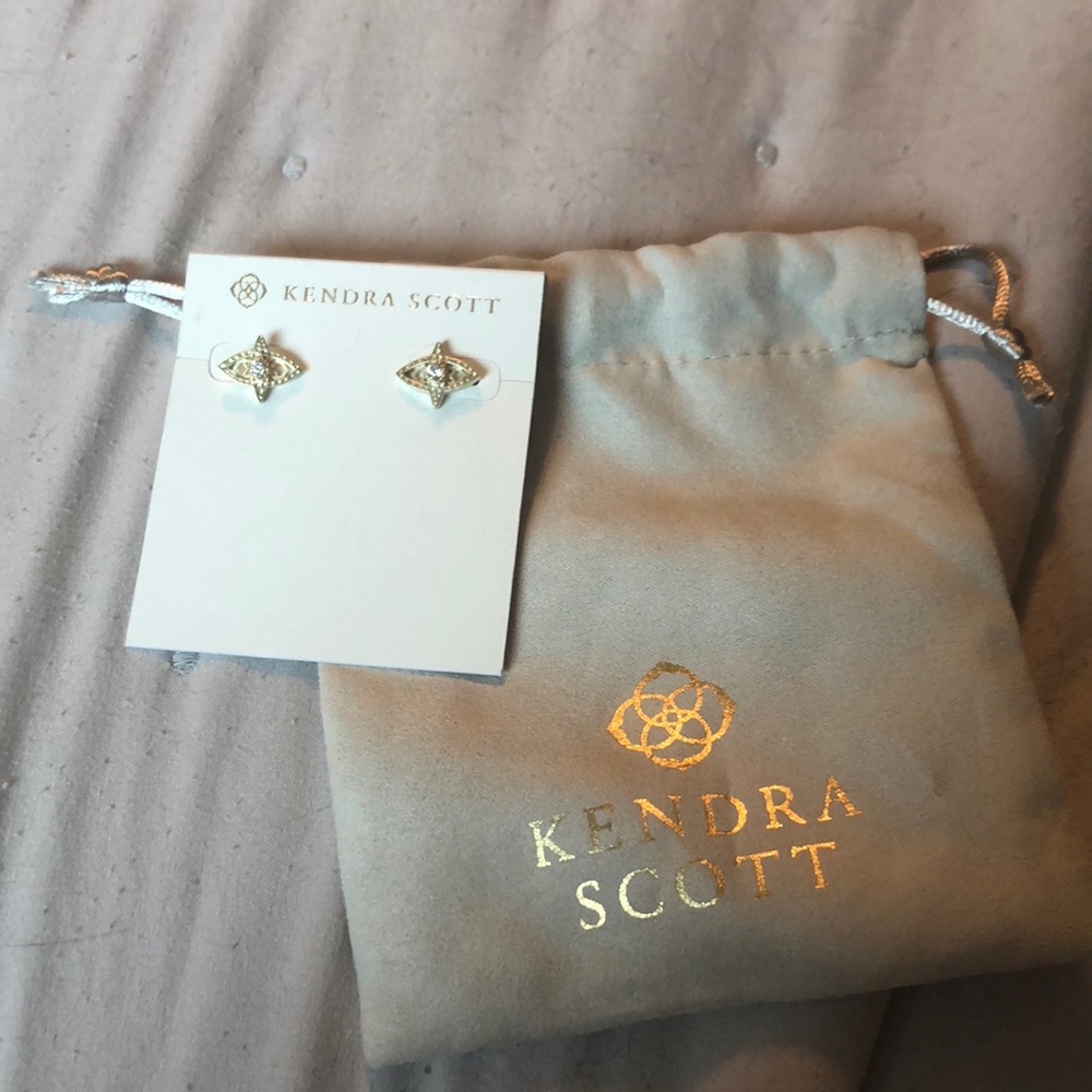 Brand new Kendra Scott studs💛